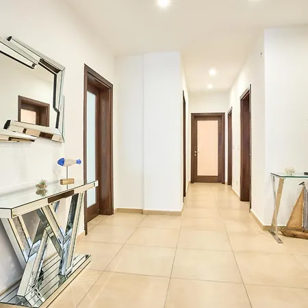 Apartment Stunning 3-bedroom Seaview Retreat In Cambridge Sliema